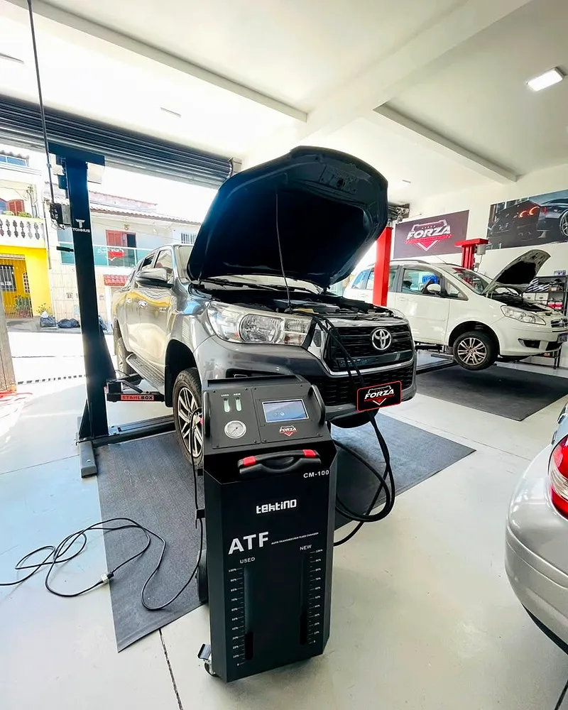 Máquina de troca de óleo do câmbio automático em uma Hilux