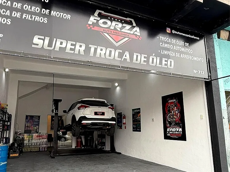 Fachada da Forza com a placa Super troca de óleo e um carro no elevador