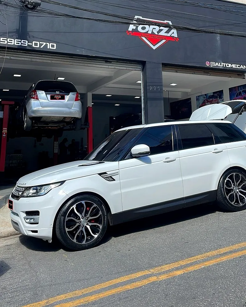 Range Rover na frente da Forza