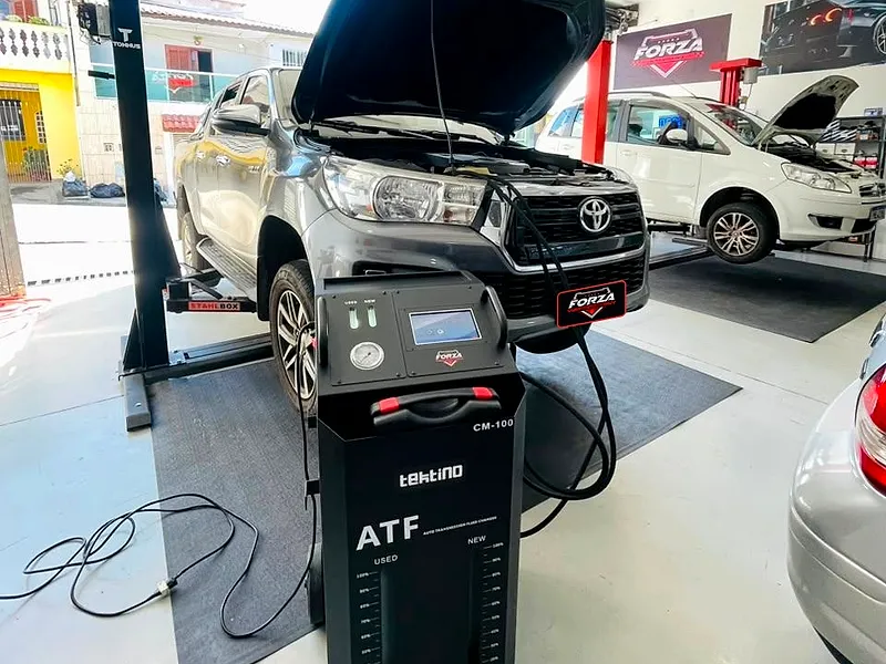 Máquina de troca de óleo do câmbio automático em uma Hilux