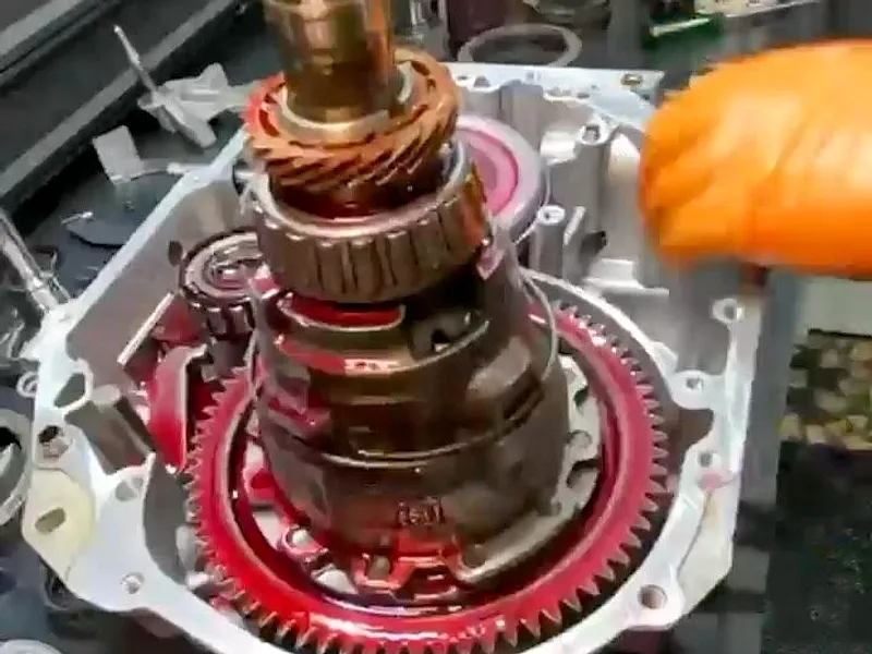 Câmbio automático aberto na bancada da Forza