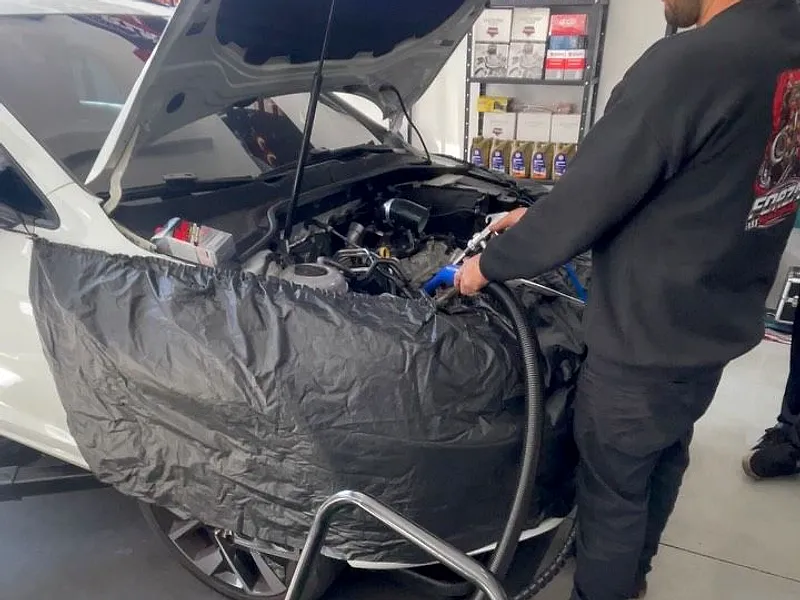 Mecânico da Forza na descarbonização de um motor TSI