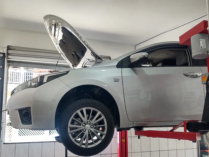 Toyota Corolla no elevador da Forza