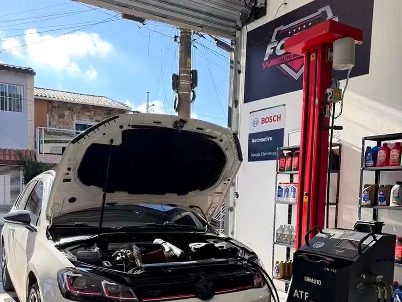Golf na Forza ligado à máquina de troca de óleo do câmbio automático