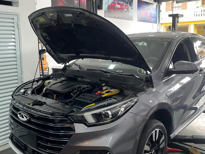 Chery Tiggo com o capô aberto na oficina
